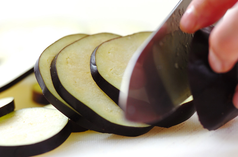 簡単洋風おかず!タコとナスのトマト煮の下準備2