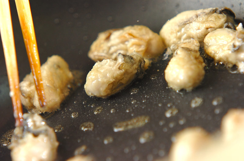 カキと菊菜のアラビアータの作り方の手順8