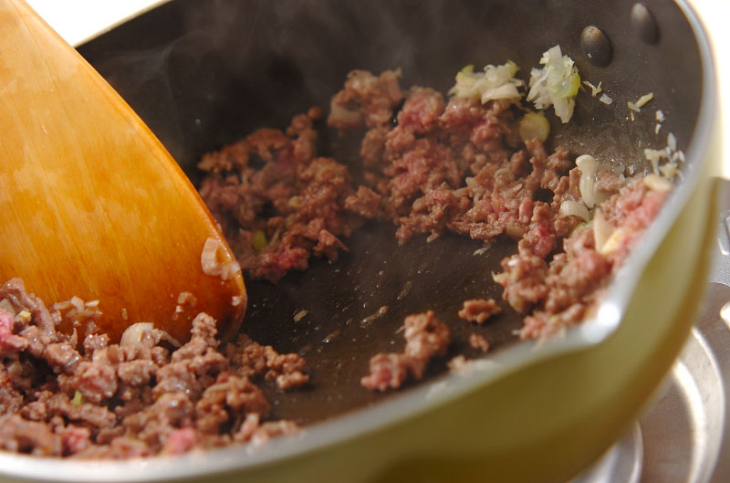 ご飯がすすむ!厚揚げとひき肉の炒め物の作り方1