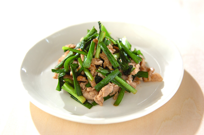 ごま油香る ニラ豚炒め 副菜 レシピ 作り方 E レシピ 料理のプロが作る簡単レシピ
