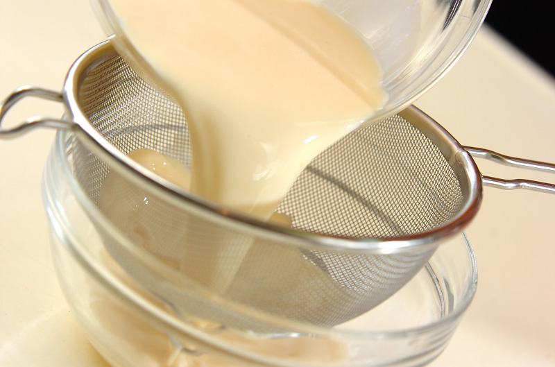 マグカップに材料を入れるだけ！レンジでプリンの作り方2