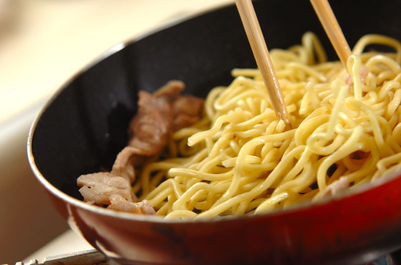 オイスターソースのニラ焼きそばの作り方の手順2