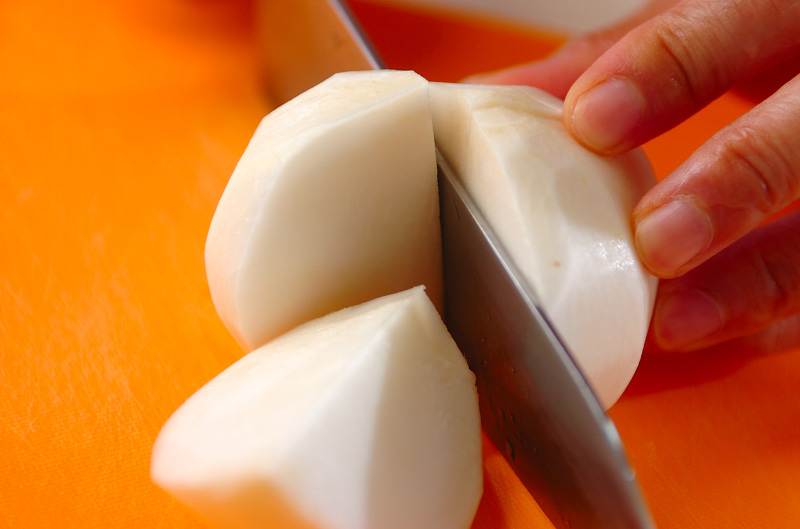 味がしみてる!厚揚げとカブのとろみ煮の下準備2