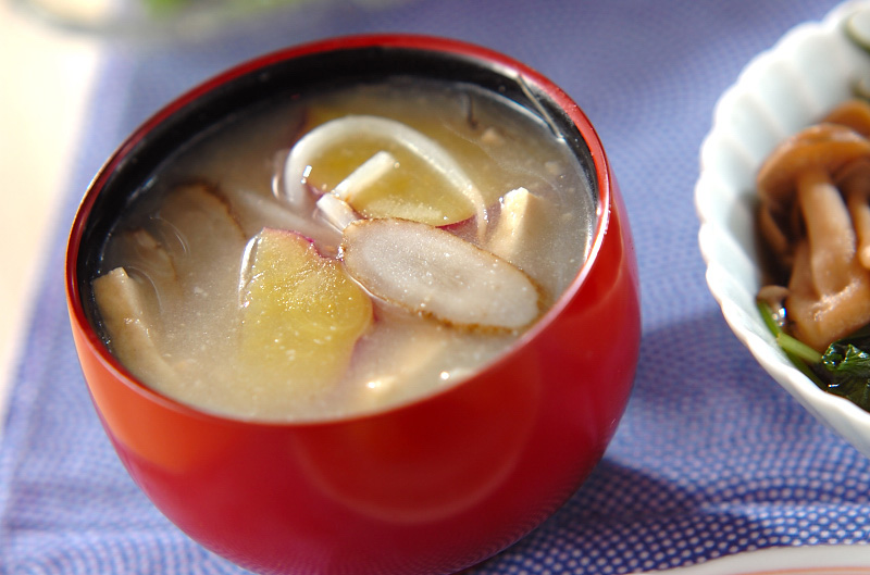 サツマイモとゴボウのみそ汁 レシピ 作り方 E レシピ 料理のプロが作る簡単レシピ