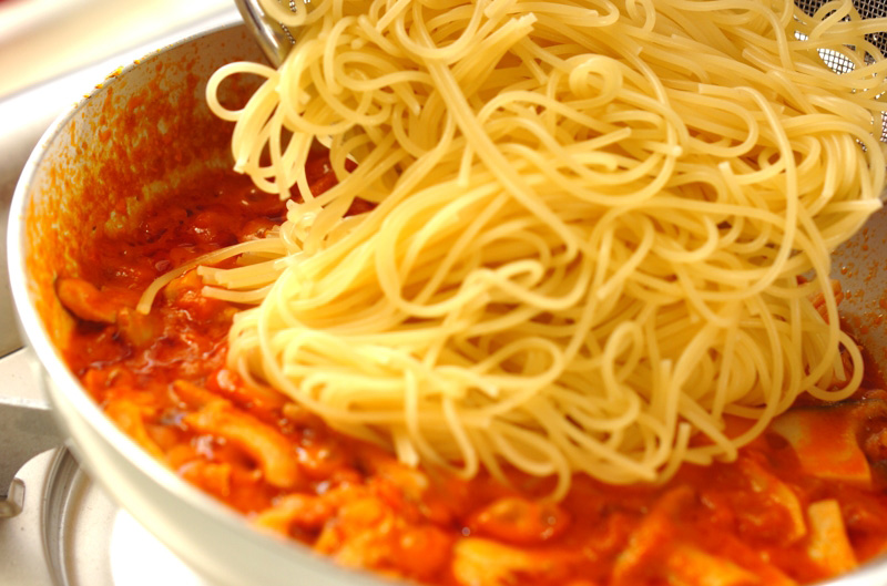 鶏とエリンギのトマトクリームパスタの作り方の手順3