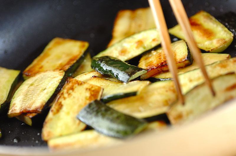 味がしみてる!ズッキーニの焼きびたしの作り方1