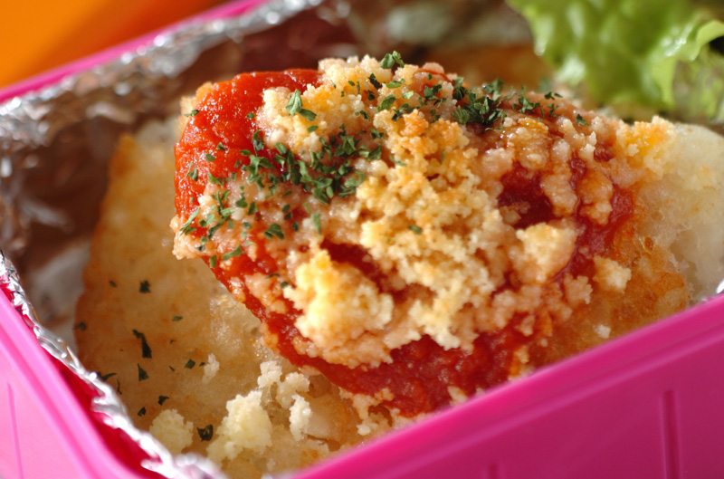 ハッシュドポテトのトマトチーズ焼き