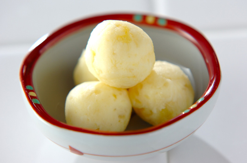 クリームチーズ入りサツマイモ団子 レシピ 作り方 E レシピ 料理のプロが作る簡単レシピ