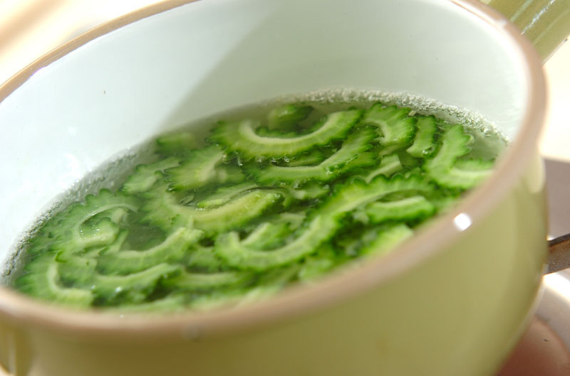 薄切りゴーヤのナムルの下準備1