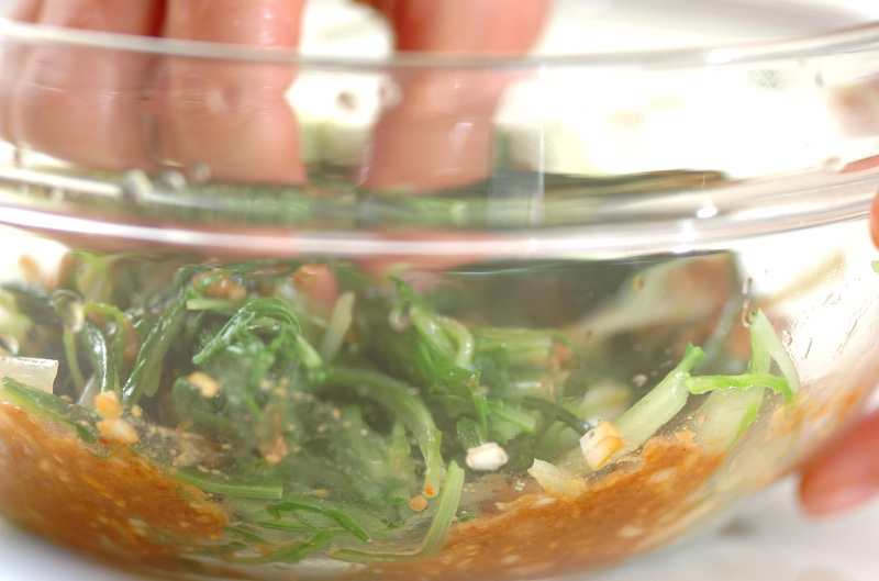簡単常備菜！水菜のナムル にんにくの香りが食欲そそるの作り方2