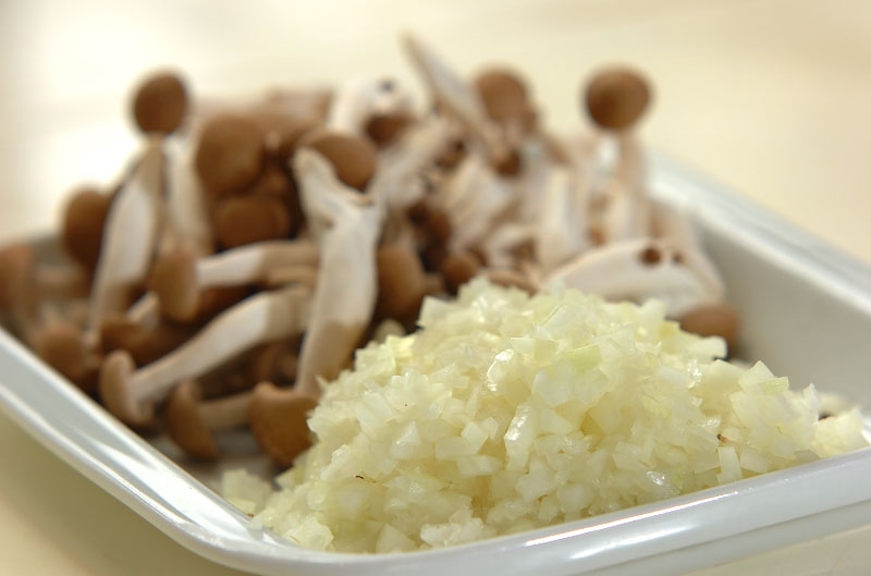 サバ(缶詰)のドライカレーの作り方の手順1