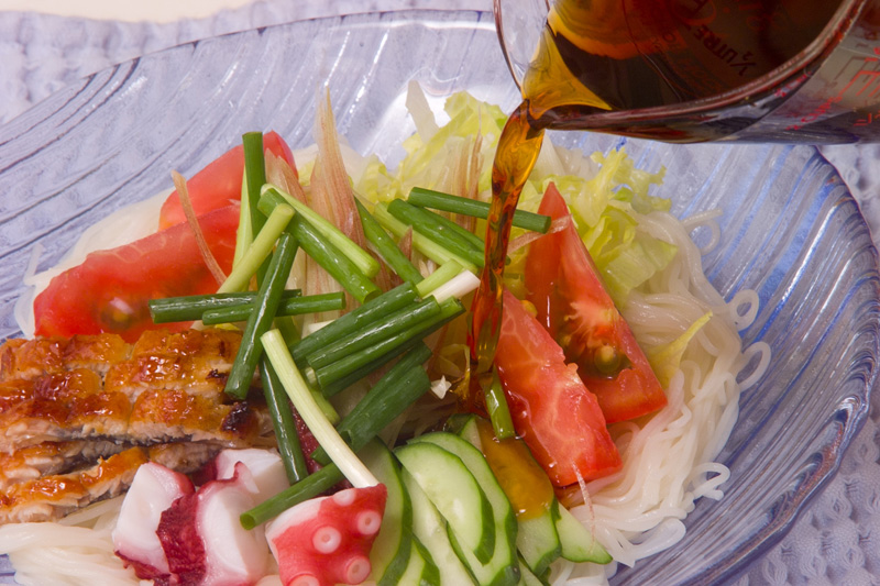 熱々ゴマ油をじゅわっとかけて!ウナギとタコの素麺の作り方1