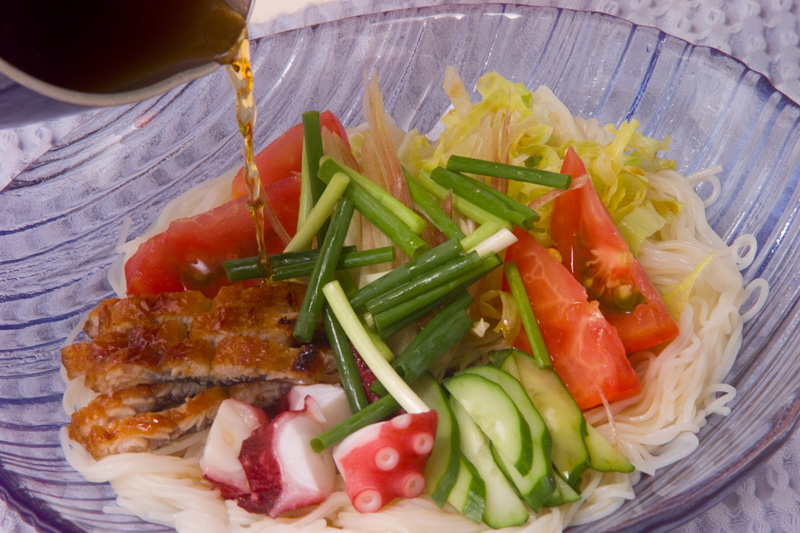 熱々ゴマ油をじゅわっとかけて!ウナギとタコの素麺の作り方2