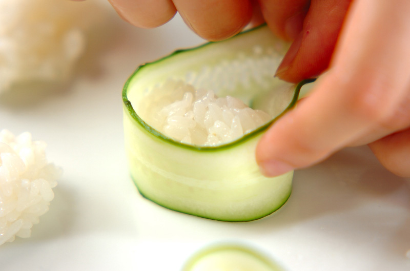 イクラとキュウリの軍艦巻きの作り方1