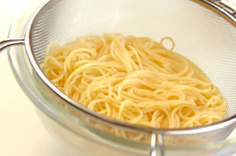 サーモンと大葉のパスタの作り方の手順1