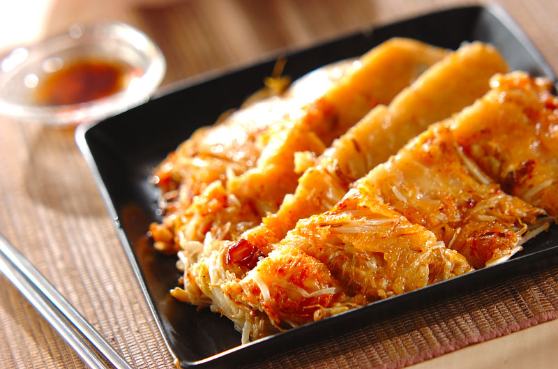 モヤシのピリ辛チヂミ 副菜 のレシピ 作り方 E レシピ 料理のプロが作る簡単レシピ