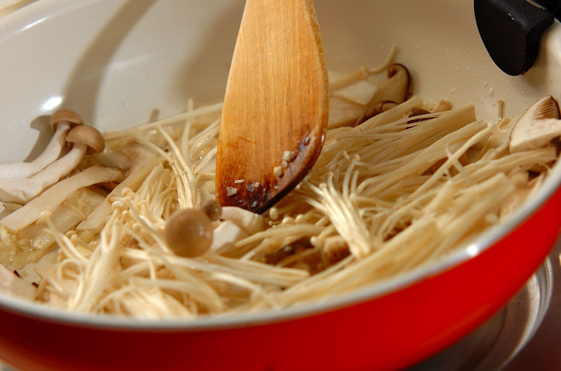 これだけで味が決まる!たっぷりキノコの常備菜の作り方の手順2