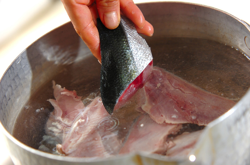 甘辛がおいしい！ブリのアラ炊きの下準備1