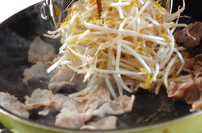 味付けはキムチだけ！絶品簡単豚キムチ炒めの作り方1