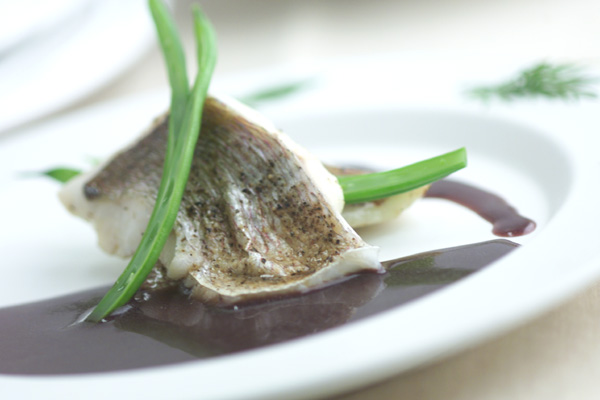 蒸し白身魚の赤ワインソース レシピ 作り方 E レシピ 料理のプロが作る簡単レシピ