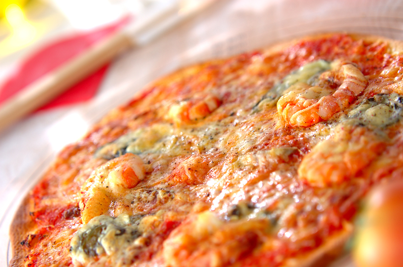 トマトとエビのピザ レシピ 作り方 E レシピ 料理のプロが作る簡単レシピ