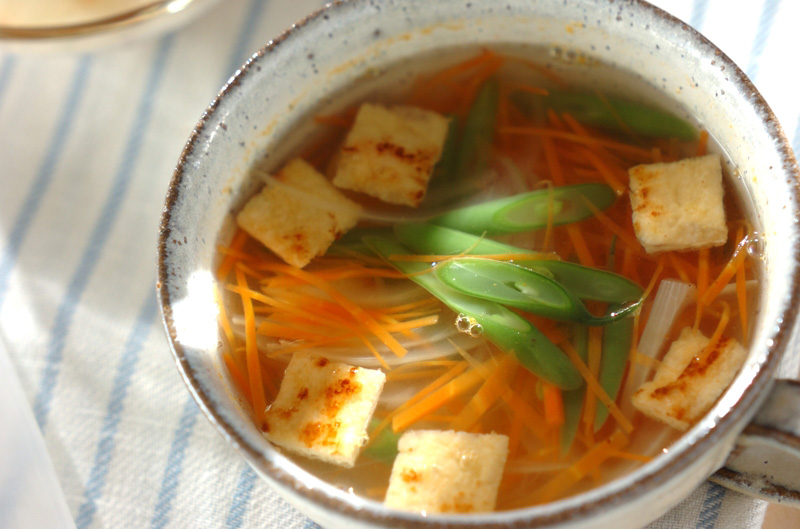 油揚げと野菜のスープ