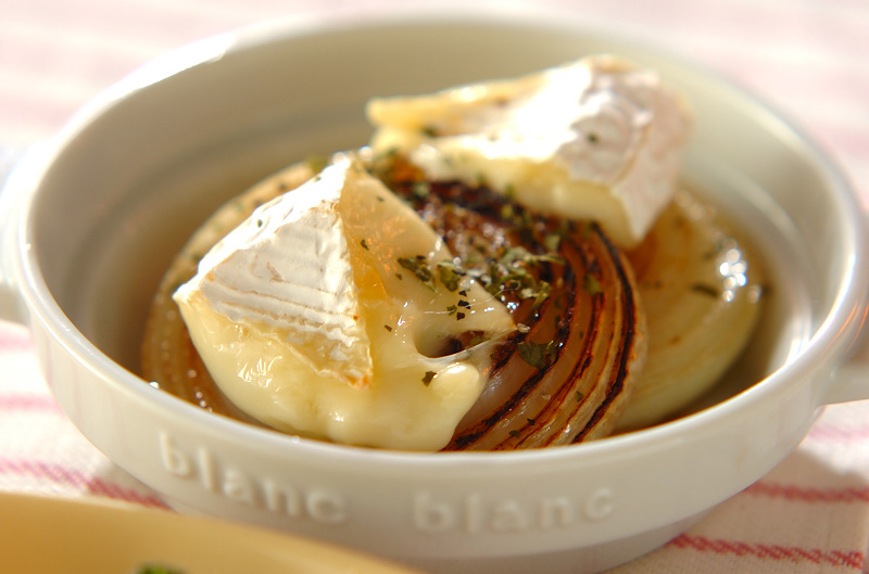 焼き玉ネギのカマンベールチーズのせ 副菜 レシピ 作り方 E レシピ 料理のプロが作る簡単レシピ