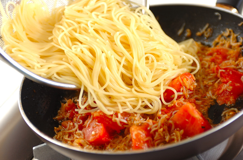 トマトとジャコのパスタの作り方の手順3
