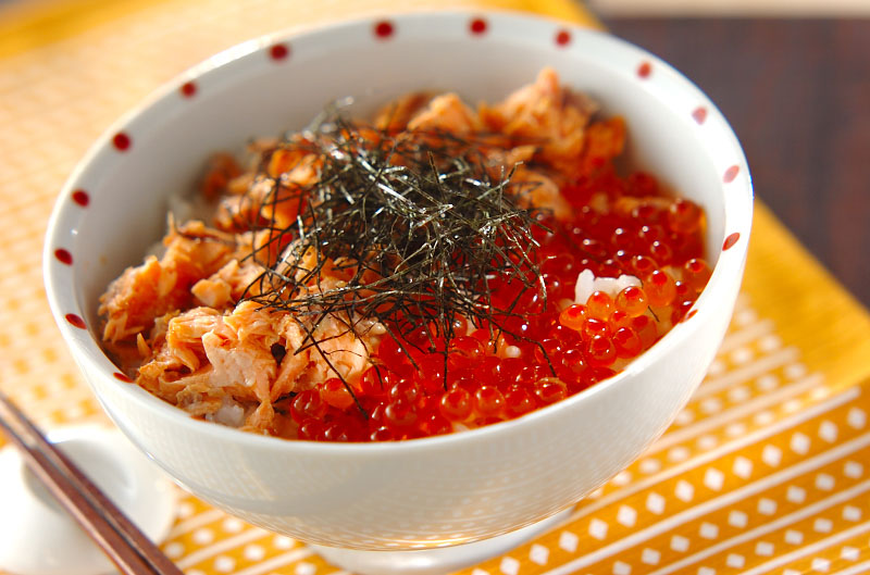 鮭とイクラの親子丼 レシピ 作り方 E レシピ 料理のプロが作る簡単レシピ