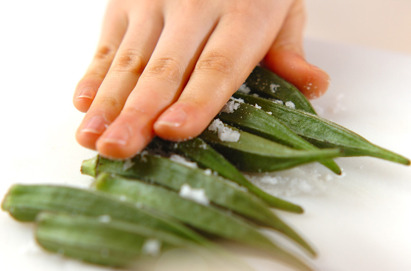 和えるだけの簡単副菜!オクラのマヨしょうゆ和えの下準備1