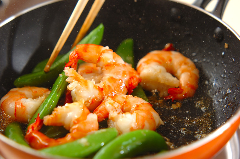 スナップエンドウとエビの炒め物の作り方1