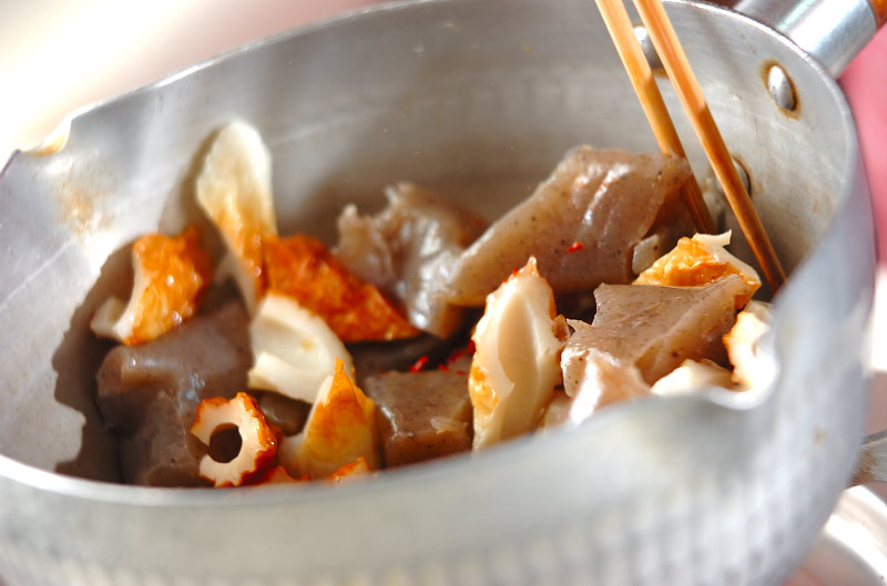 お手軽食材で！ちくわとコンニャクの煮物の作り方1