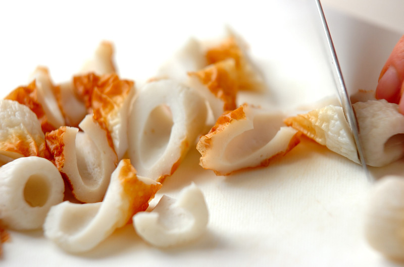 お手軽食材で！ちくわとコンニャクの煮物の下準備1