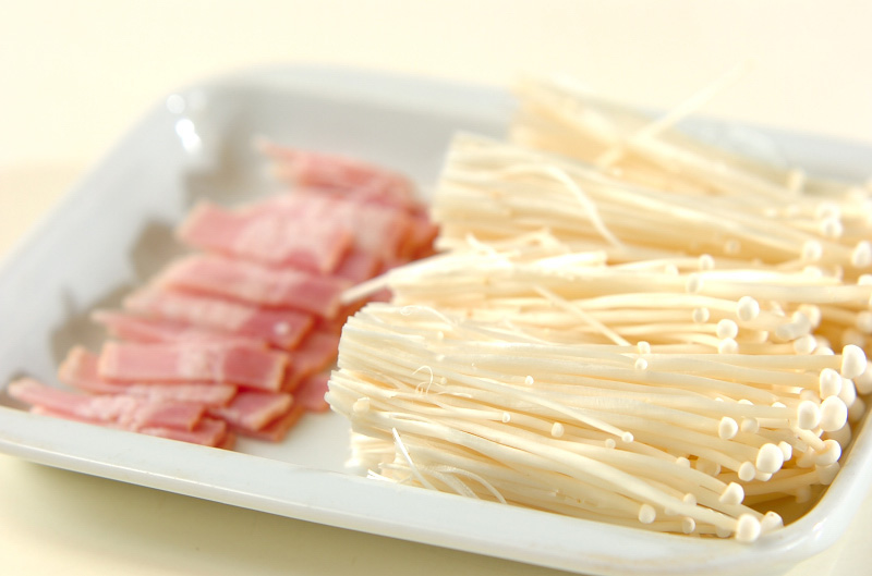 エノキとベーコンのバター煮の作り方の手順1