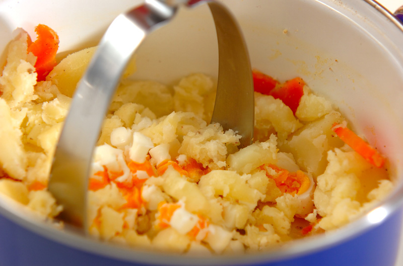 おうちでプロの味！定番の具だくさんポテトサラダの作り方3
