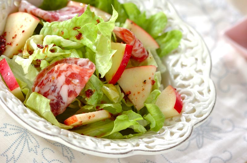 サラミとリンゴのサラダ 副菜 レシピ 作り方 E レシピ 料理のプロが作る簡単レシピ