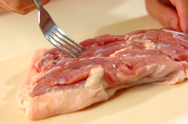 ピリ辛ゴマダレがけレンジ蒸し鶏の下準備1