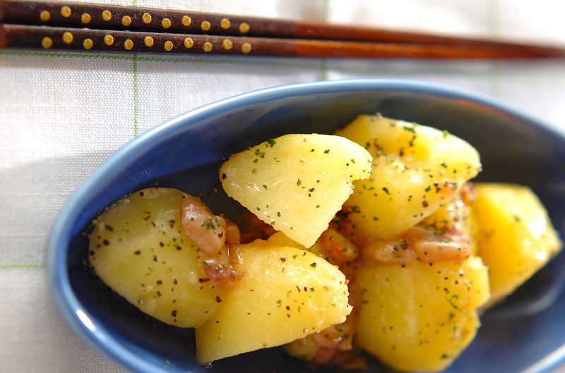粉ふきイモの塩辛バター 副菜 レシピ 作り方 E レシピ 料理のプロが作る簡単レシピ
