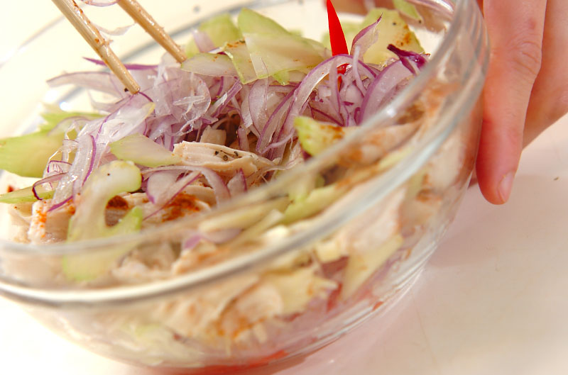 蒸し鶏とセロリのスパイスマリネの作り方の手順3