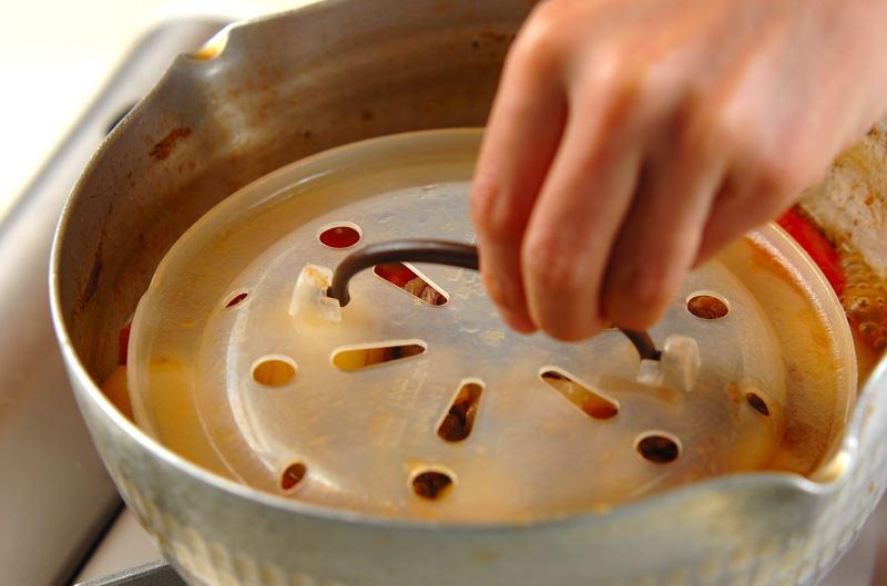 和風だしが香る!旨みたっぷりトマト肉じゃがの作り方2