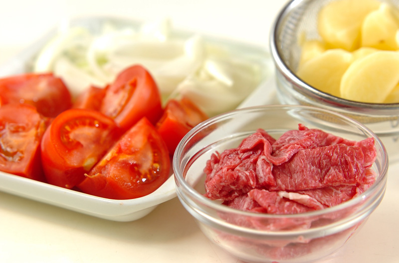 和風だしが香る!旨みたっぷりトマト肉じゃがの下準備1