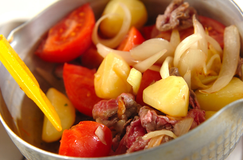 和風だしが香る!旨みたっぷりトマト肉じゃがの作り方1