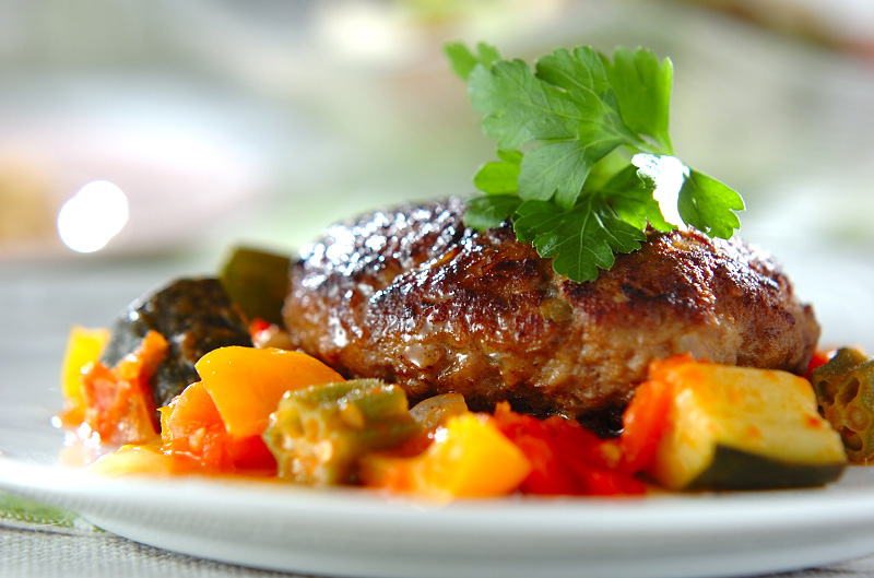 夏野菜をたっぷり使ったハンバーグ レシピ 作り方 E レシピ 料理のプロが作る簡単レシピ