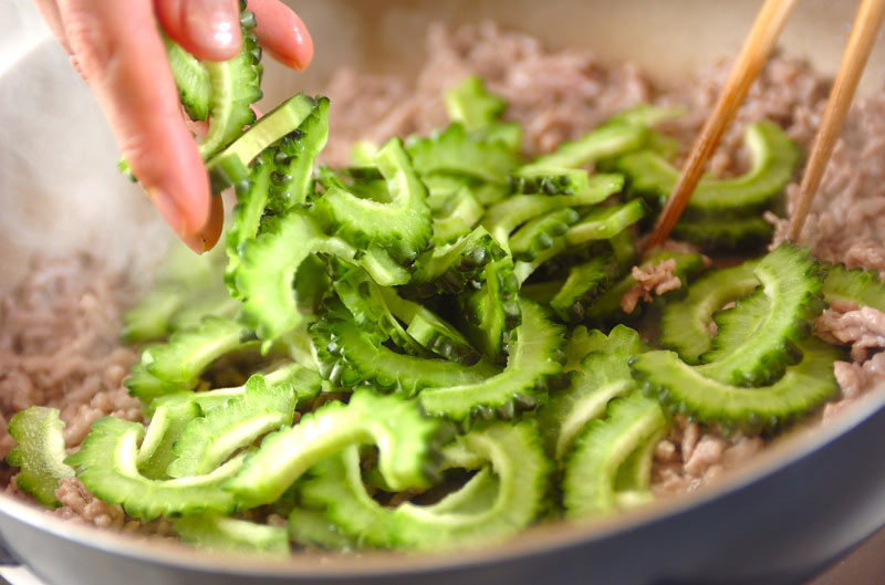 無限に食べられる！ゴーヤとひき肉の卵炒めの作り方1