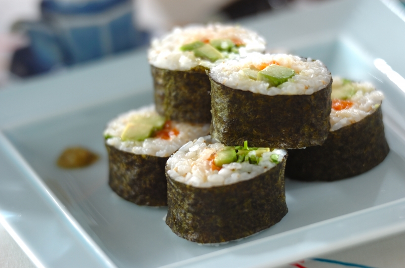 サーモンとアボカドの巻き寿司 レシピ 作り方 E レシピ 料理のプロが作る簡単レシピ