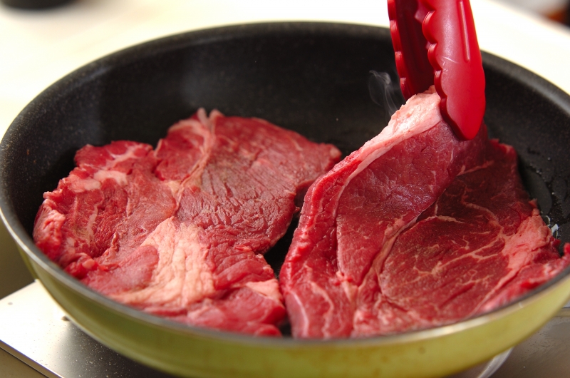 本格ソースで食べるステーキ 市販より美味しい by杉本 亜希子さんの作り方1