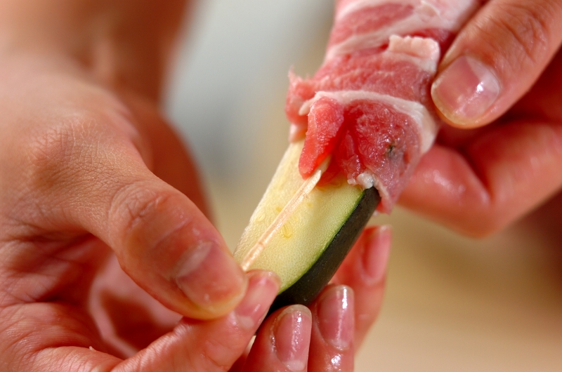 ズッキーニの豚肉巻きの作り方の手順2