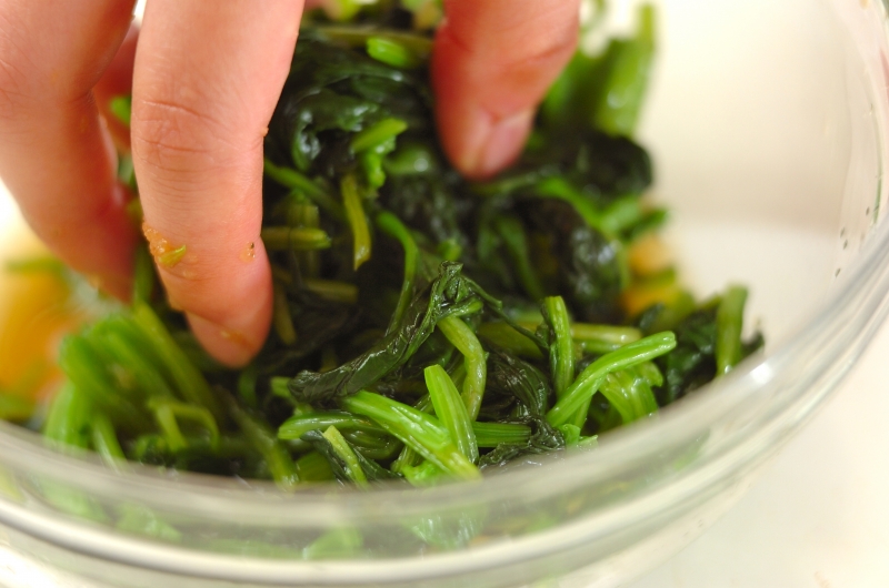 ごま油香る！無限に食べられる ほうれん草のナムルの作り方1