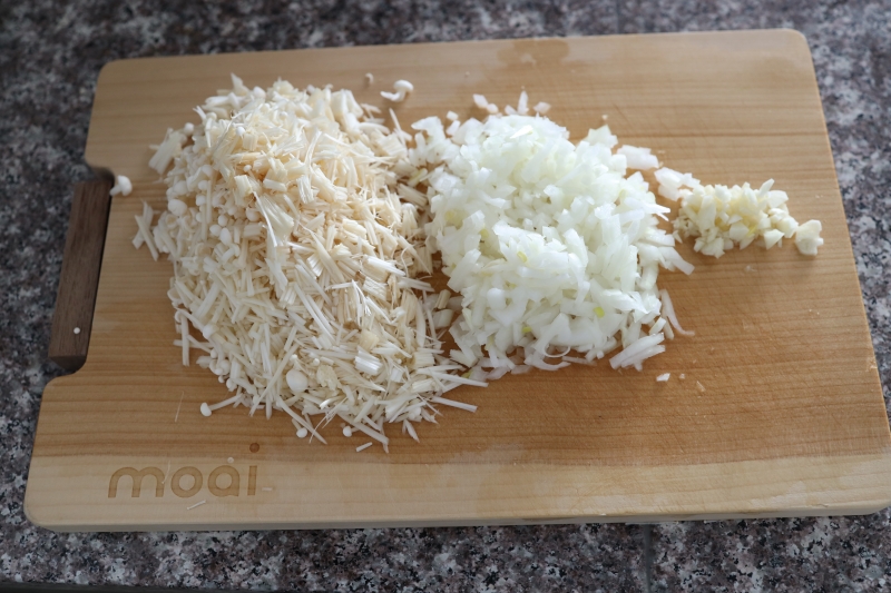 パスタ別茹で不要！ワンパンボロネーゼ by もあいかすみさんの下準備1