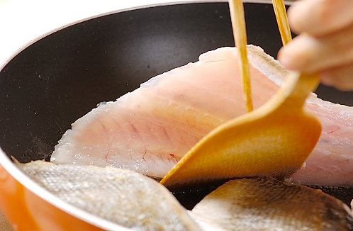 切り身で手軽に!スズキとアサリのアクアパッツァの作り方の手順5